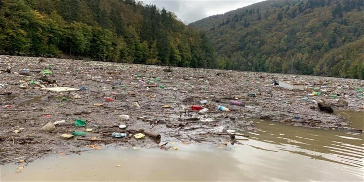 Rieka Ružín je opäť plná odpadu. Nezodpovednosť ľudí už nepozná hranice