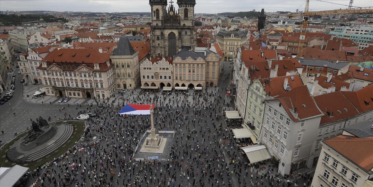 V Prahe sa zopakoval sobotňajší scenár spred Úradu vlády, Staromestské námestie sa zmenilo na bojisko