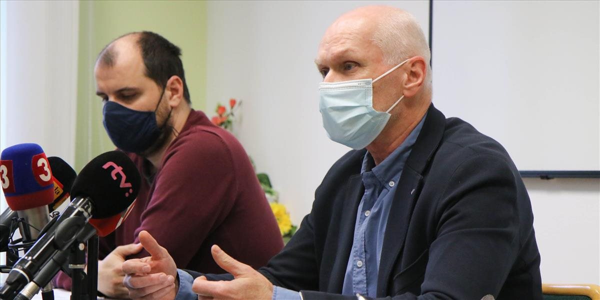 Slovensko boj s pandémiou prehráva. Komora lekárov prosí svojich kolegov v zahraničí o návrat domov