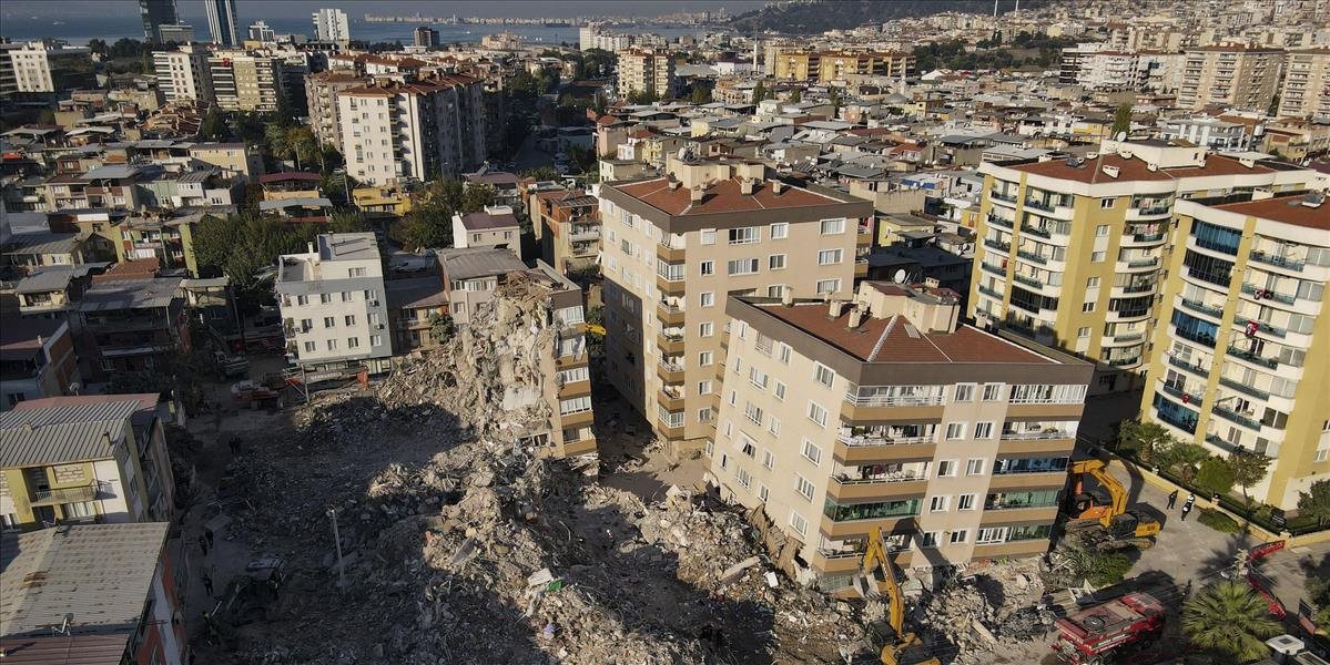 Silné zemetrasenie v Turecku si vyžiadalo 116 obetí. Záchranári z trosiek vytiahli 4-ročné dievčatko, ktoré tam prežilo tri dni!