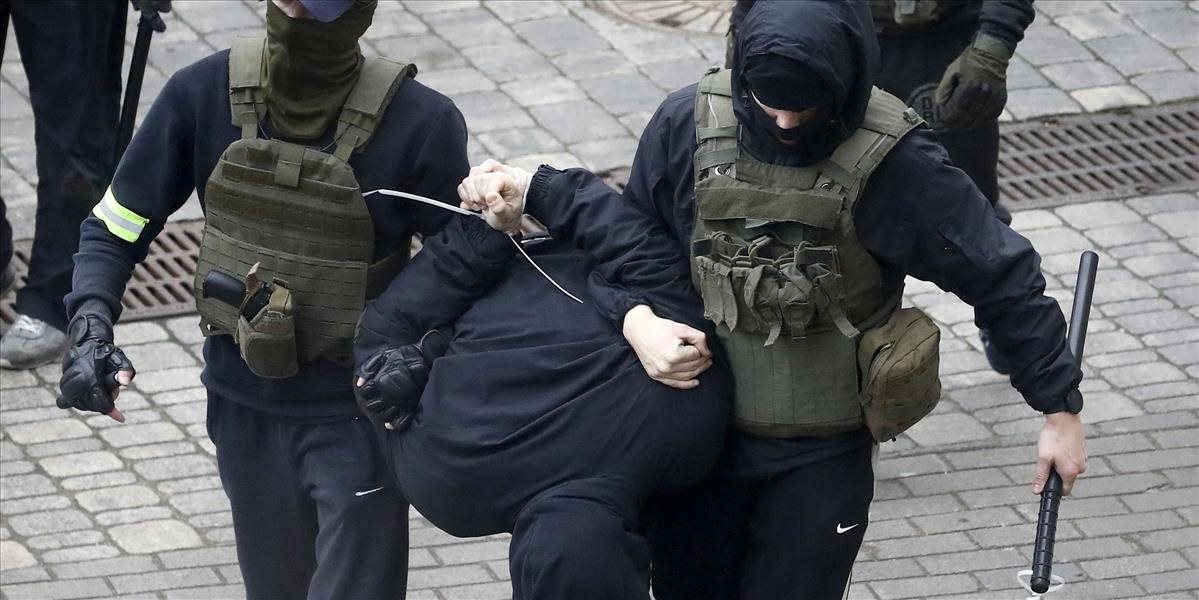 V Minsku došlo k masívnemu zatýkaniu, polícia zadržala takmer 700 demonštrantov