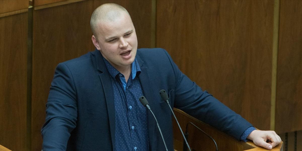 Kotlebovci sa zasa blysli v parlamente! Mazurek sotil koaličného poslanca