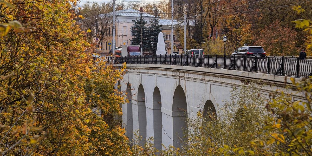 Pri desivej nehode kamión spadol z mosta, ukrajinský šofér to neprežil
