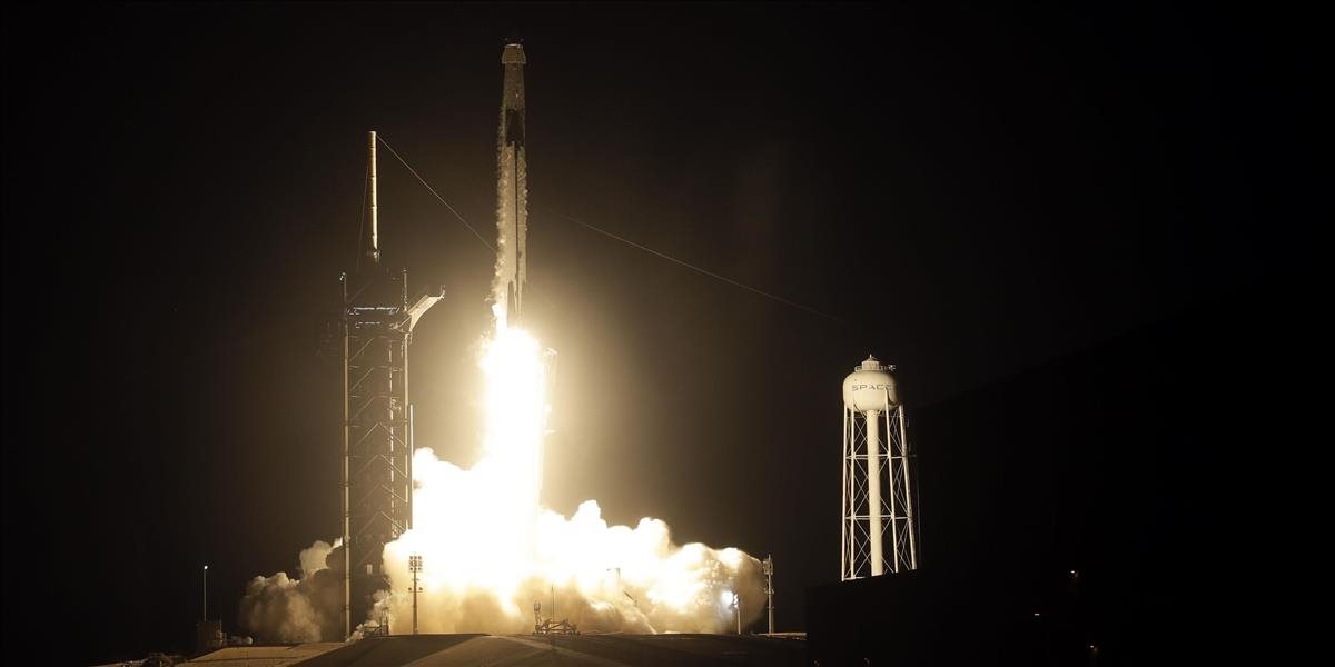 Raketa Falcon 9 od SpaceX odštartovala s menšími problémami, na ISS má doraziť v utorok ráno