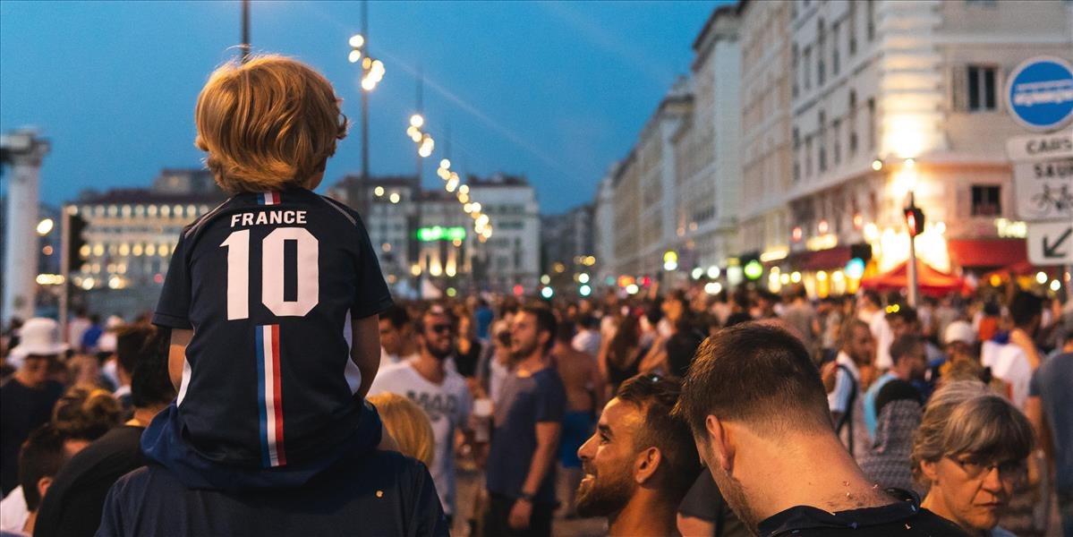 Vakcína od Pfizer by mohla pomáhať starším ľuďom. Agentúra AP pripomína tento fakt