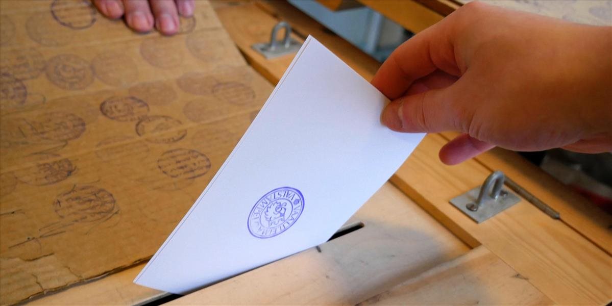 Poslanci sa pýtali aj na možnosť zakázania politických strán, ktoré idú proti demokratickému zriadeniu