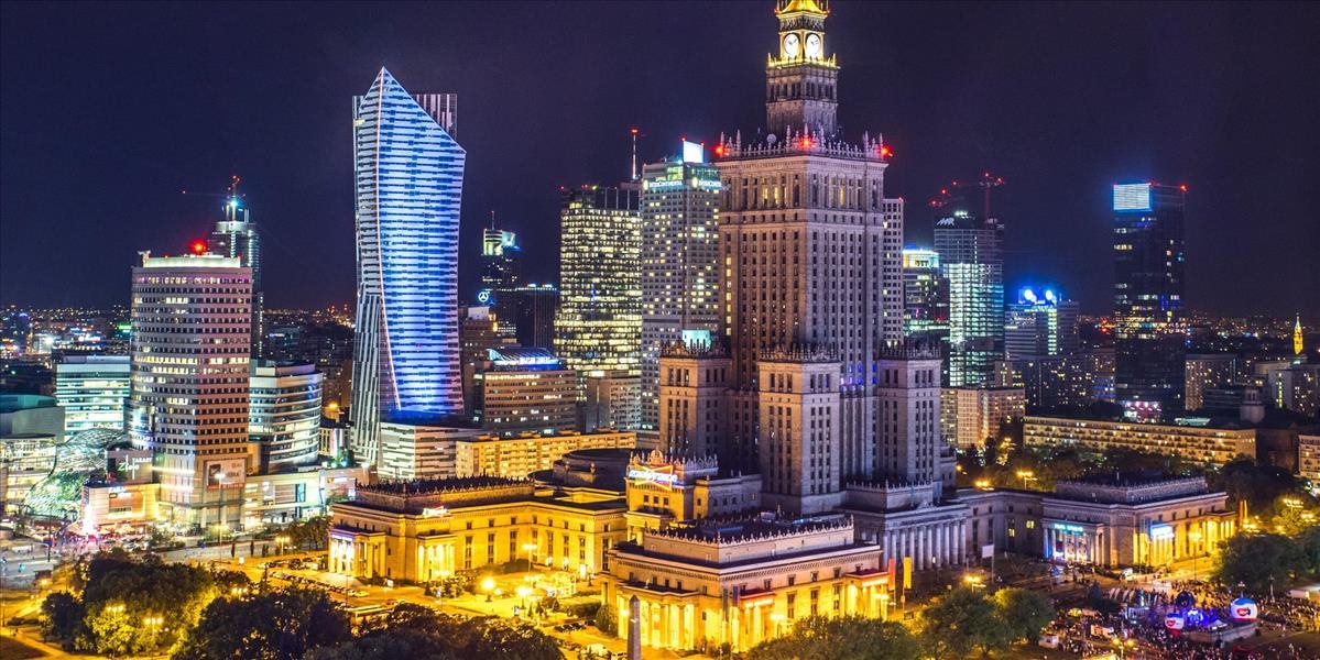 Počas blokády Varšavy si jedna z protestujúcich osôb prilepila ruku sekundovým lepidlom o bránu