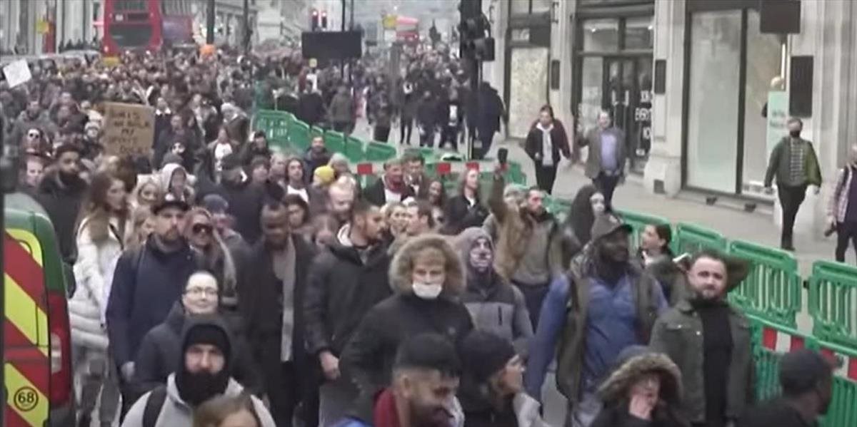 Londýnske ulice zaplnili odporci lockdownu, po potýčke s políciou skončili v putách desiatky ľudí