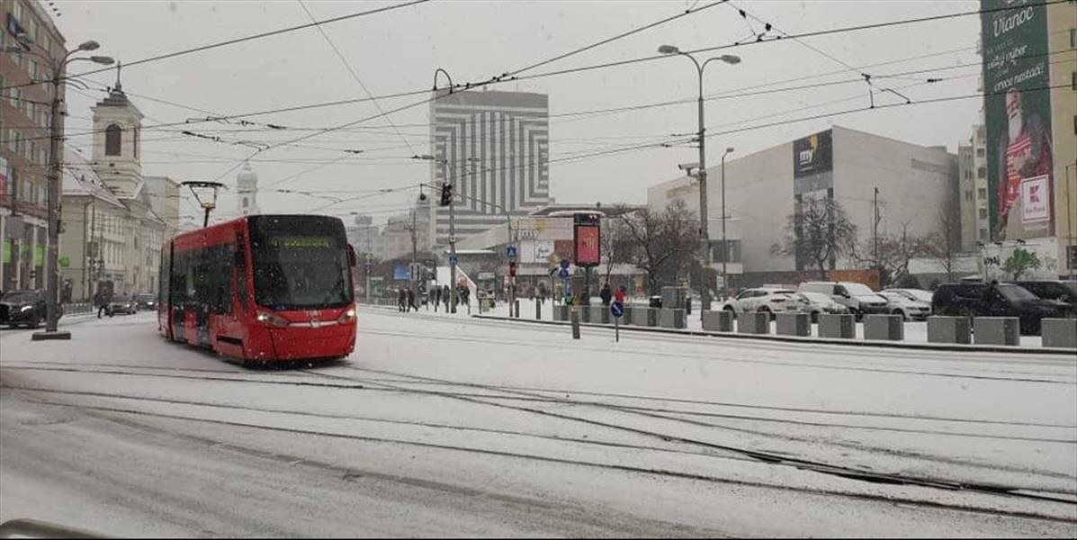 Bratislava je na prvú nádielku tohtoročného snehu už pripravená