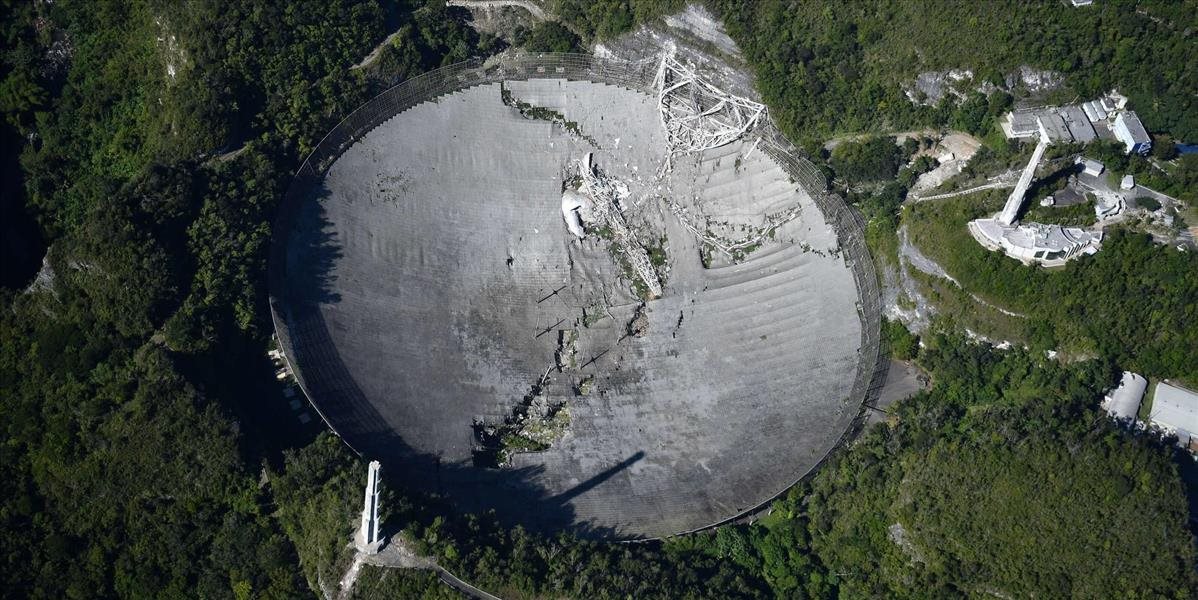 VIDEO Arecibo ukončilo svoju činnosť. Obrovský teleskop, ktorý posielal správy do vesmíru, padol k zemi!