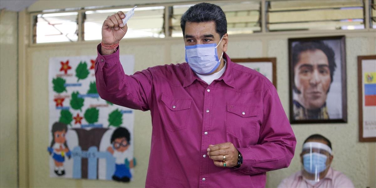 Madurova strana zvíťazila v parlamentných voľbách. Opozícia, ktorá ich bojkotovala, sa v preferenciách prepadla
