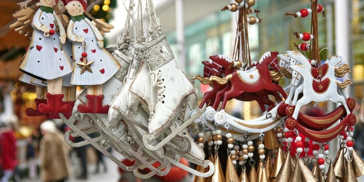 A je po zábave! V bratislavskom Starom meste sa už na „mini vianočných trhoch“ neobčerstvíte