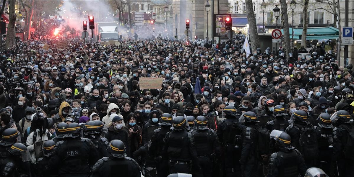 Počas víkendových nepokojov v Paríži bolo zadržaných takmer 150 ľudí