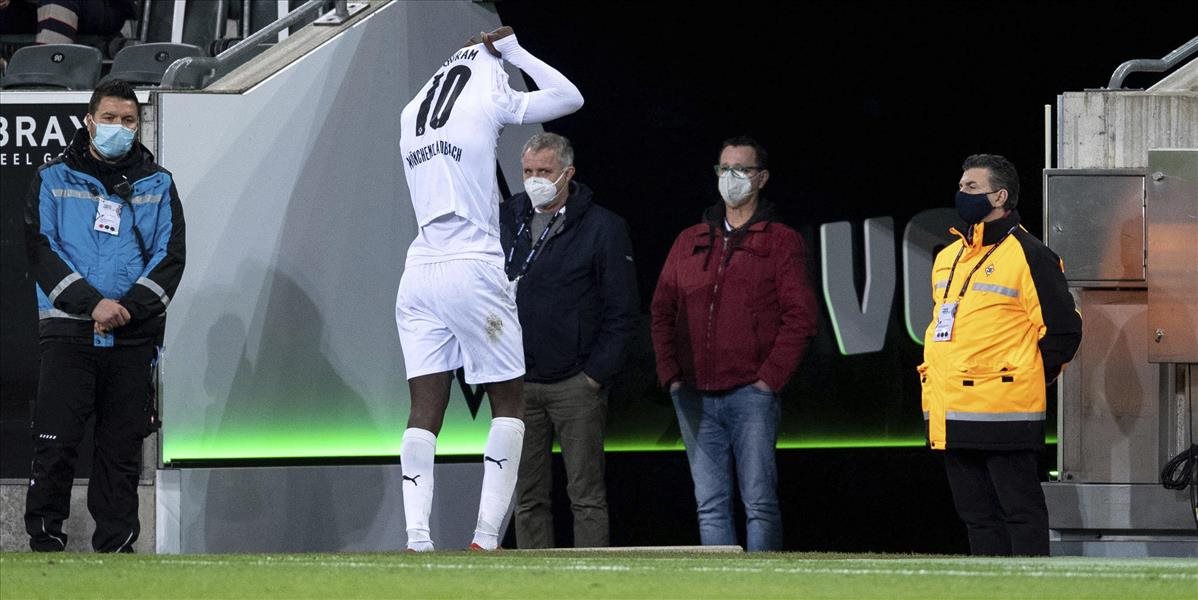 VIDEO Počas futbalového zápasu napľul súperovi do tváre, trest bol nekompromisný!