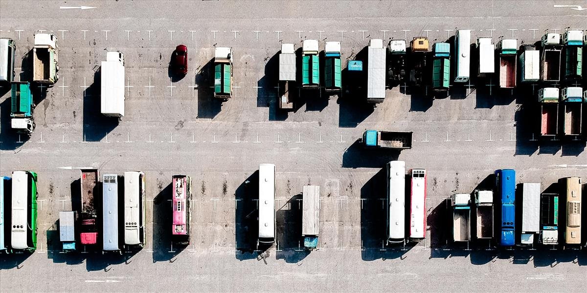 Na britských hraniciach uviazli tisíce kamiónov, úrady sa obávali aj tohto. Solidaritu prejavil aj tento východniar