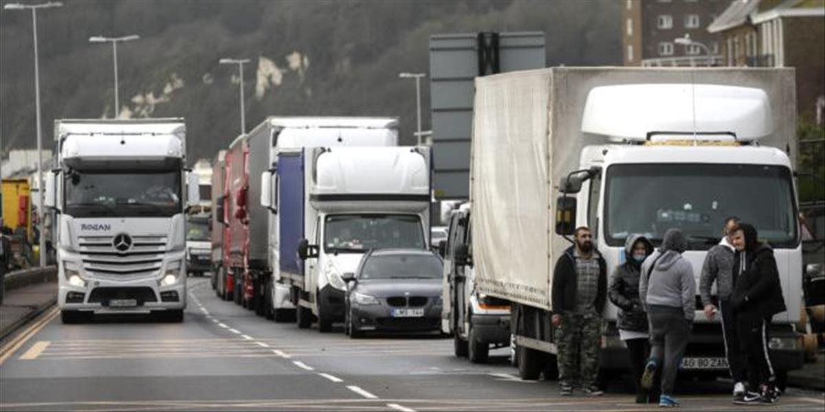 Uviaznutí Slováci na britsko-francúzskych hraniciach budú môcť pokračovať v ceste. Musia mať však negatívny test!