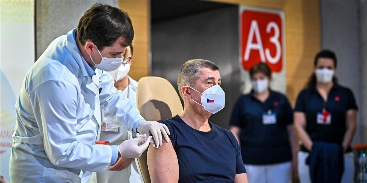 V Česku sa začalo s očkovaním, ako prvý dostal vakcínu premiér Andrej Babiš