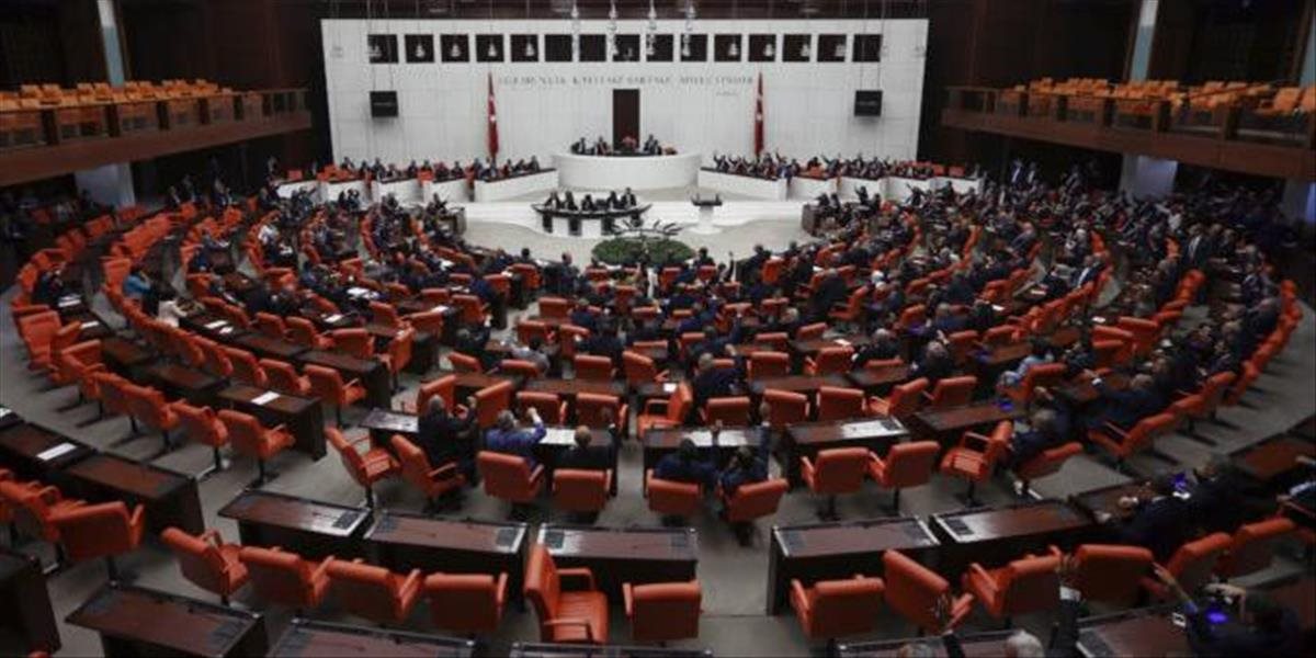 Turecký parlament schválil ďalší kontroverzný zákon, môže zakázať činnosť mimovládnym organizáciám