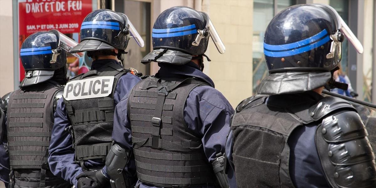 Francúzsko vyrazí do ulíc počas silvestrovského večera 100 tisíc policajtov, cieľom je zabrániť bujarým oslavám