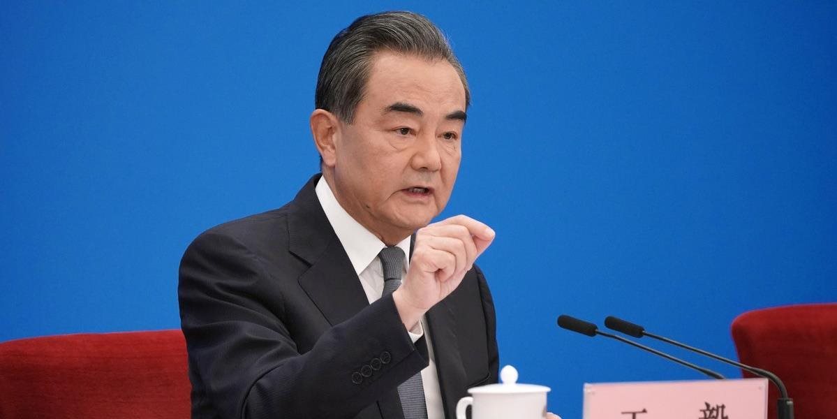 Čínsky minister zahraničia uviedol odkiaľ pochádza koronavírus