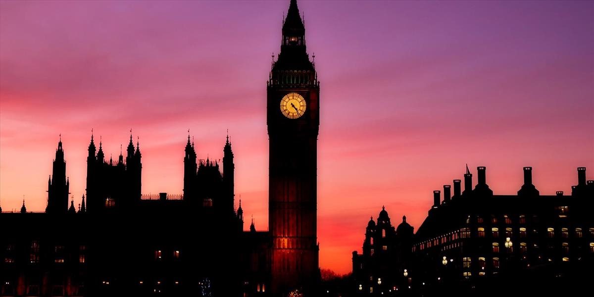 Britániu bičuje koronavírus, premiér Johnson reaguje