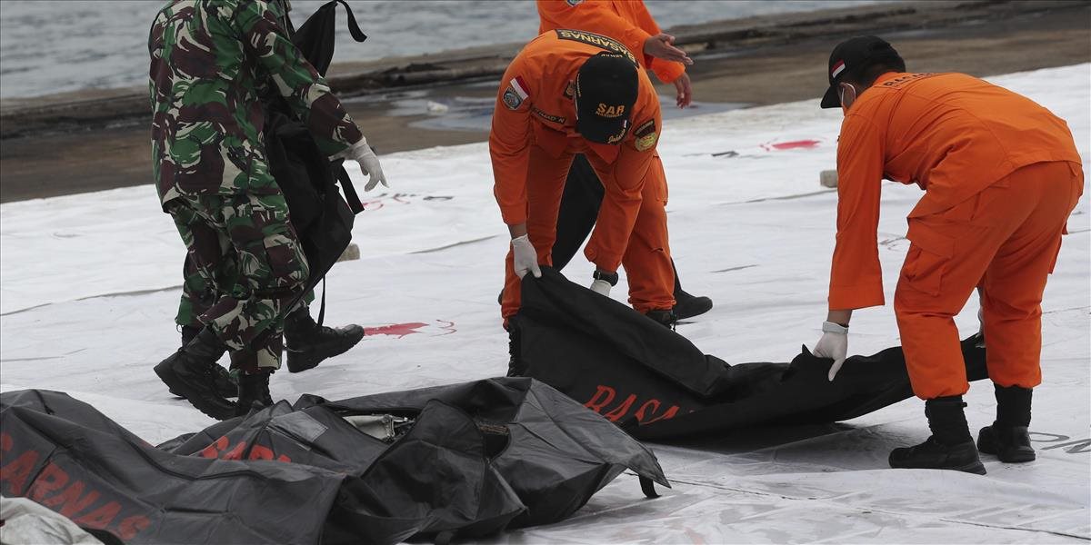 Záchranné zložky našli trosky indonézskeho lietadla. Na palube zahynulo 62 ľudí vrátane desiatich detí