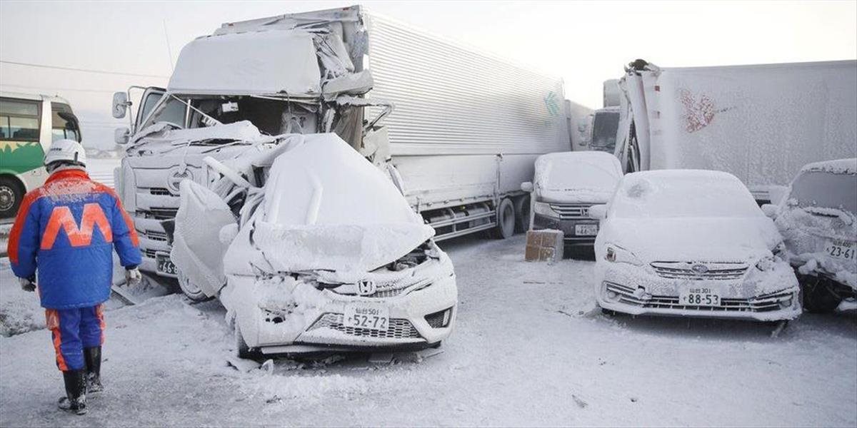 Pri hromadnej nehode desiatok aút zomrel jeden človek