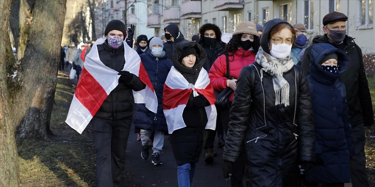 V Bielorusku zorganizovali odporcovia režimu prvú novoročnú demonštráciu, v putách skončilo najmenej sto ľudí