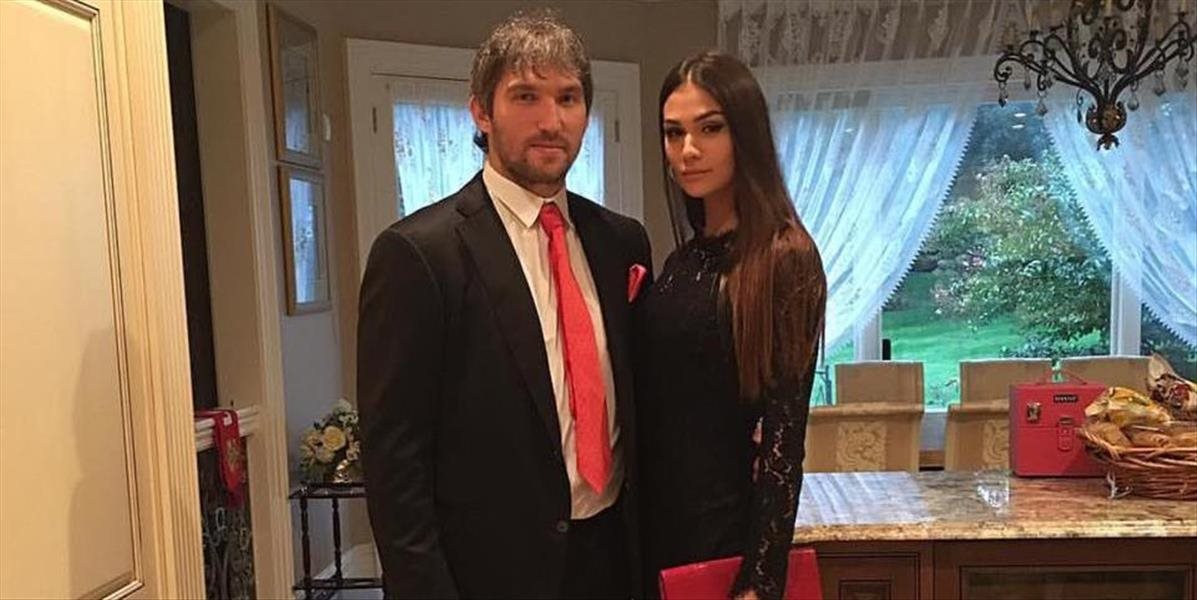 Manželka ruskej hviezdy kritizuje opatrenia v NHL, naráža na hotelovú párty štyroch hráčov Capitals