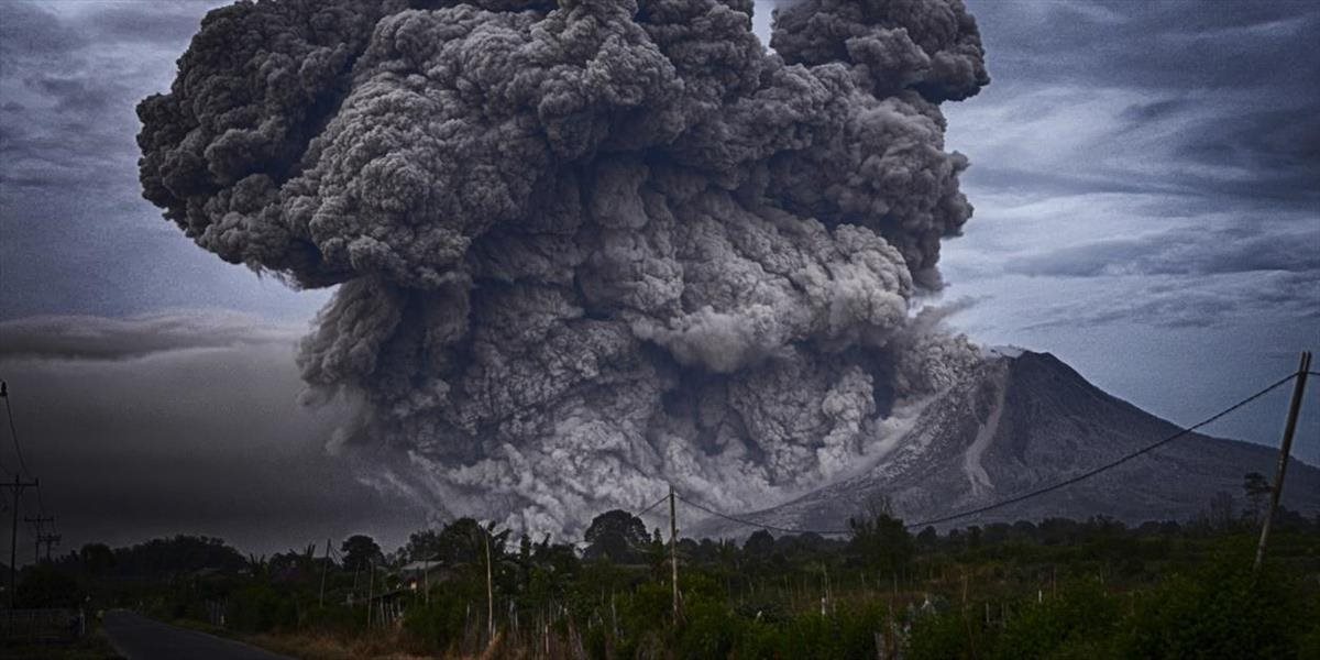 Vybuchla sopka Merapi v Indonézii, chŕlila lávu a hustý dym