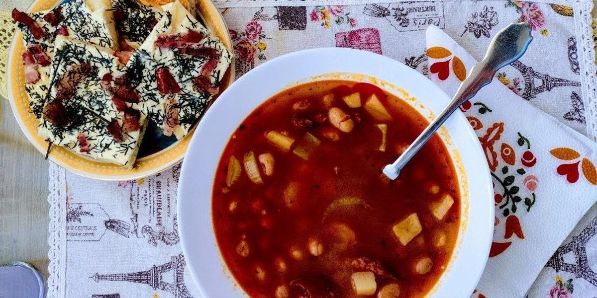 RECEPT: Poctivá domáca fazuľová polievka so smotanovým posúchom