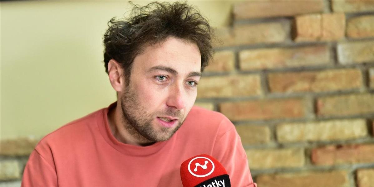 REPORTÁŽ: Spevák Bystrík si do nového klipu „Hej, dievča“ pozval  manželku a dokonca v ňom tancuje!