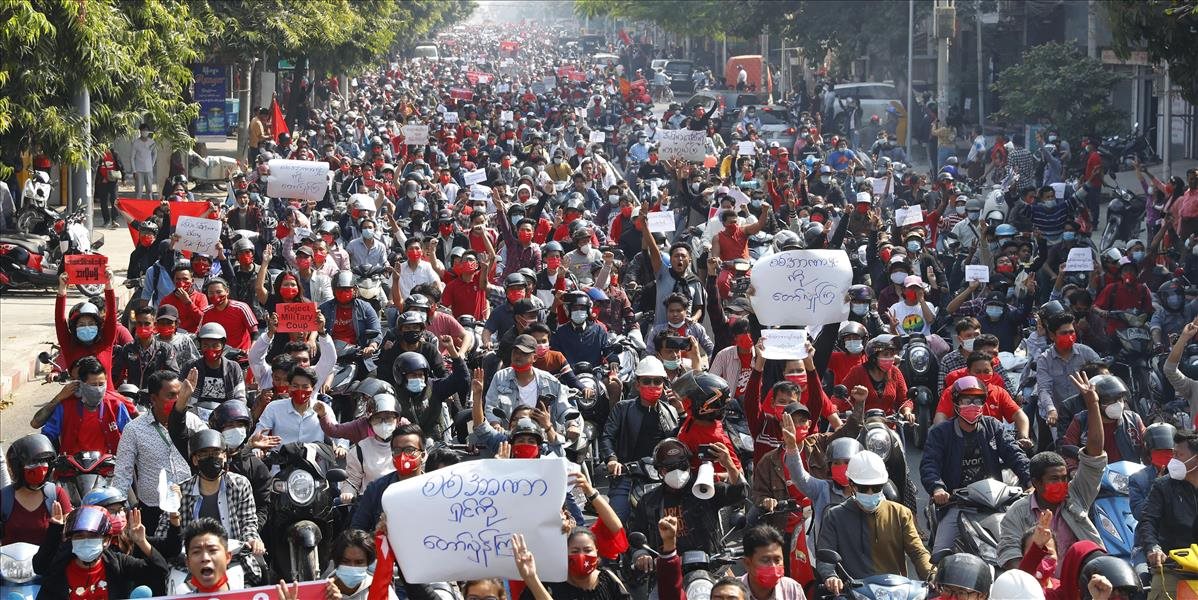Masívne demonštrácie v Mjanmarsku pokračujú, ľudia sa vzopreli vojenskej diktatúre