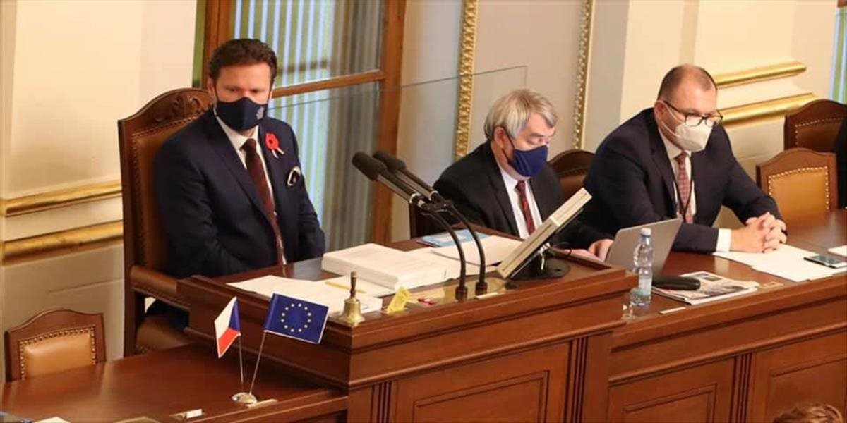 V Čechách odviedla poslancov zo Snemovne  ochranka, odmietali si nasadiť rúška