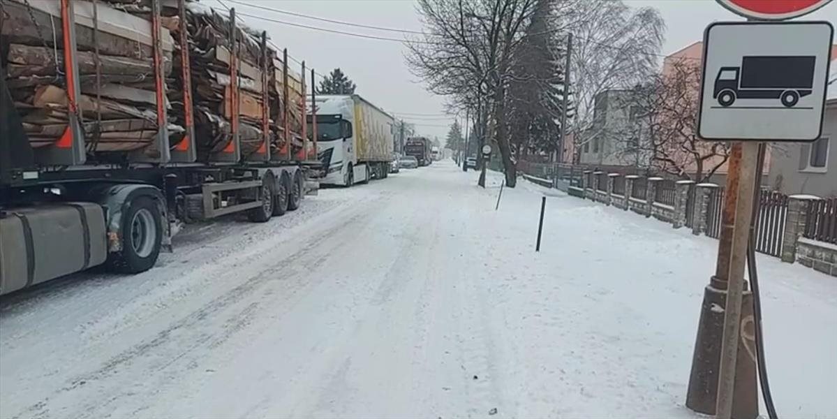 Jazdite opatrne! Na niektorých miestach na Slovensku dopravu komplikuje sneženie a vietor