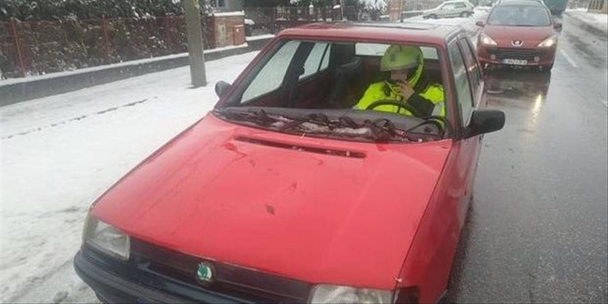 Polícia natrafila na ceste na Felíciu bez čelného skla, svetiel a motora. Ešteže vodič sa správal bezpečne, mal prilbu a reflexnú bundu