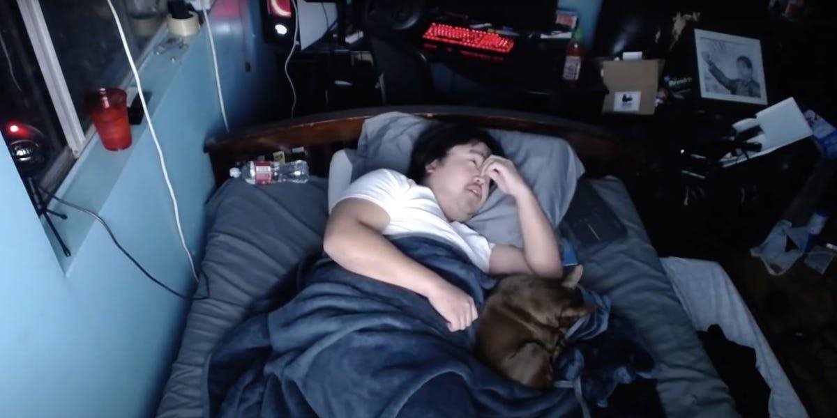 Youtuber zarobil 16 000 Dolárov za 7 hodín, natáčaním svojho spánku. Ľudia mu platili, aby ho mohli budiť