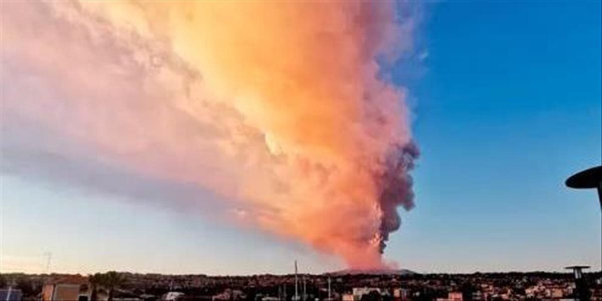 VIDEO: Erupcia najčinnejšej sopky v Európe uzatvorila letiská
