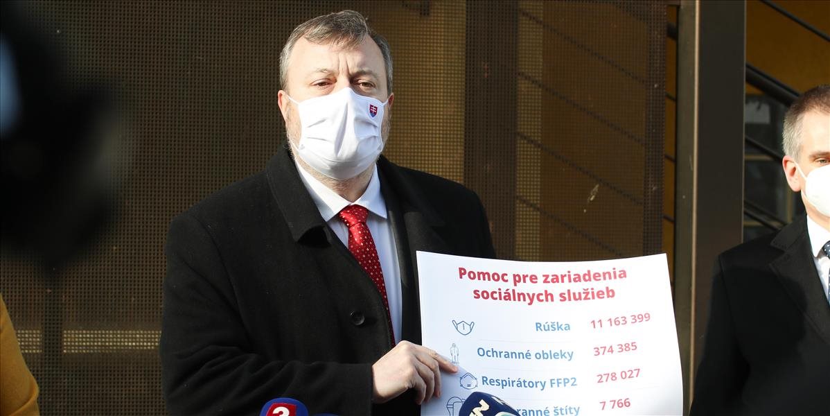 Do polovice apríla budú zaočkovaní všetci klienti DSS, sľubuje Krajniak