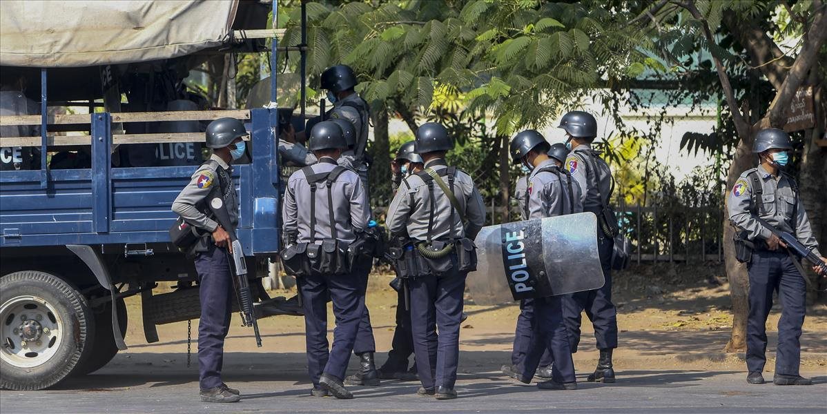 Facebook zablokoval mjanmarskej armádne účty, dôvodom je násilie páchané na demonštrantoch