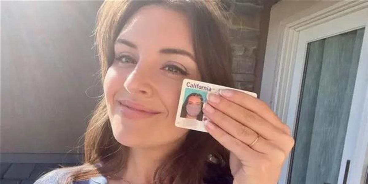 Žena v Kalifornii má nedopatrením vodičský preukaz s rúškom