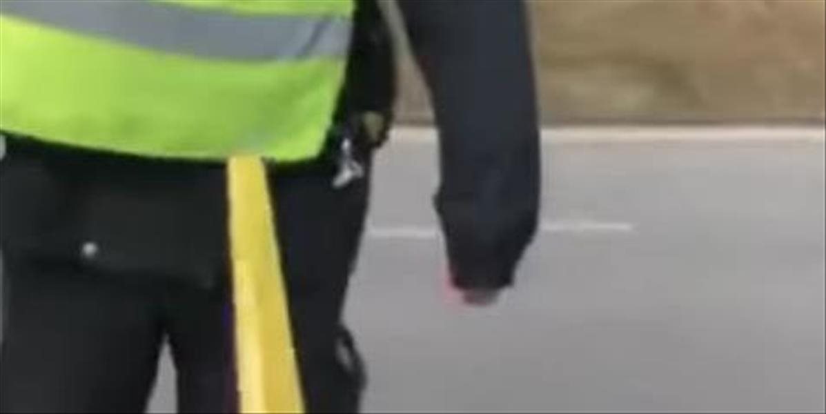 VIDEO: Čech si s policajnou kontrolou starosti nerobil, na policajtov vytiahol meter!
