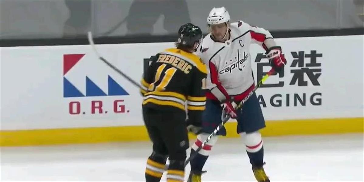 Komická situácia v NHL. Keď zistil, že sa ide biť s Ovečkinom, radšej