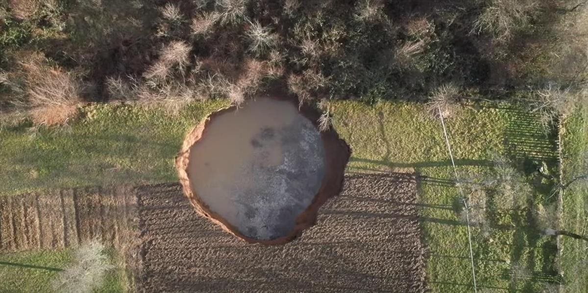 Chorvátsko trápia obrovské zosuvy pôdy po minuloročnom zemetrasení. Tvoria sa tam obrovské jamy