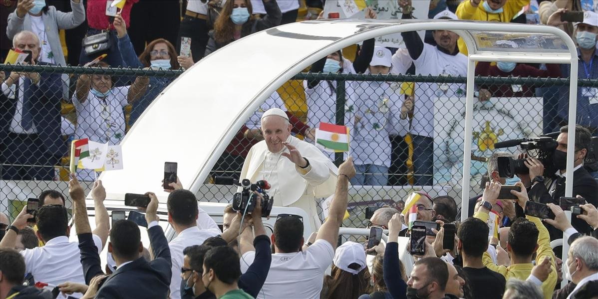 Pápež František návštívil Mosul. Pri ruinách sa pomodlil za obete, ktoré zomreli vo vojne s IS