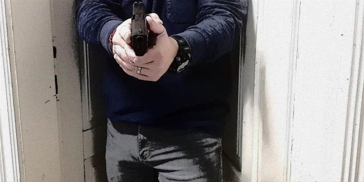 Kuriózny prípad. Muž najprv zavolal na 155, potom na policajtov mieril pištoľou