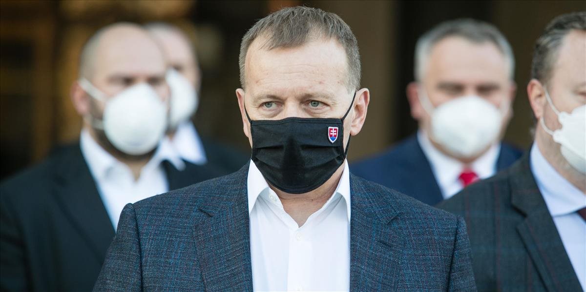 Predseda parlamentu stále dôveruje šéfovi SIS