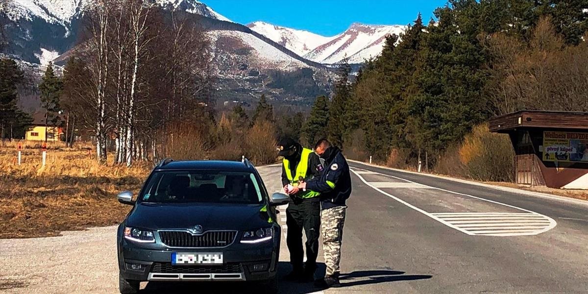 ROZHOVOR: Ak by sme neplnili príkazy, mohli by sme prísť o prácu, tvrdí policajt