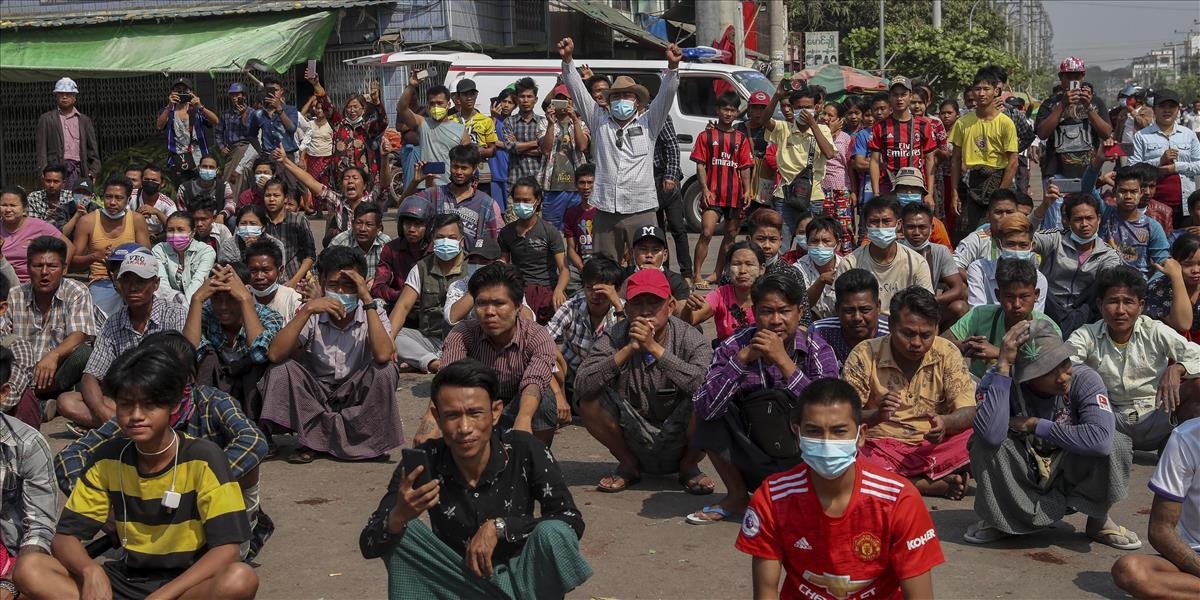 Armáda v Mjanmarsku vyhlásila vo viacerých regiónoch krajiny stanné právo