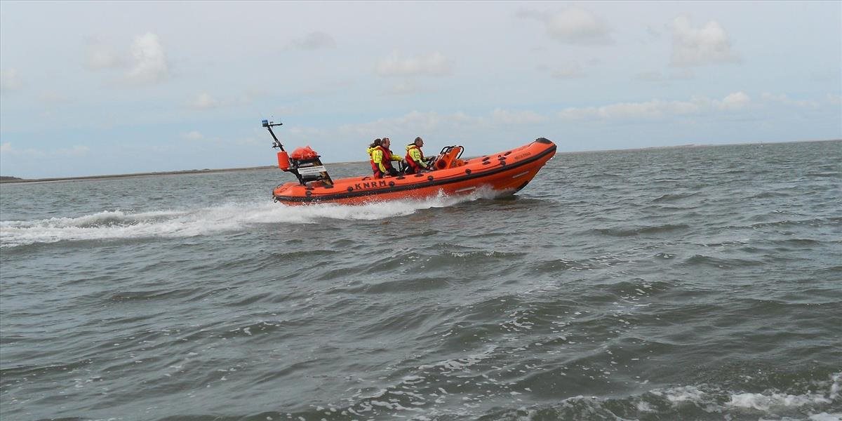 Záchranári ratovali čln s migrantmi, hospitalizovali 10 osôb